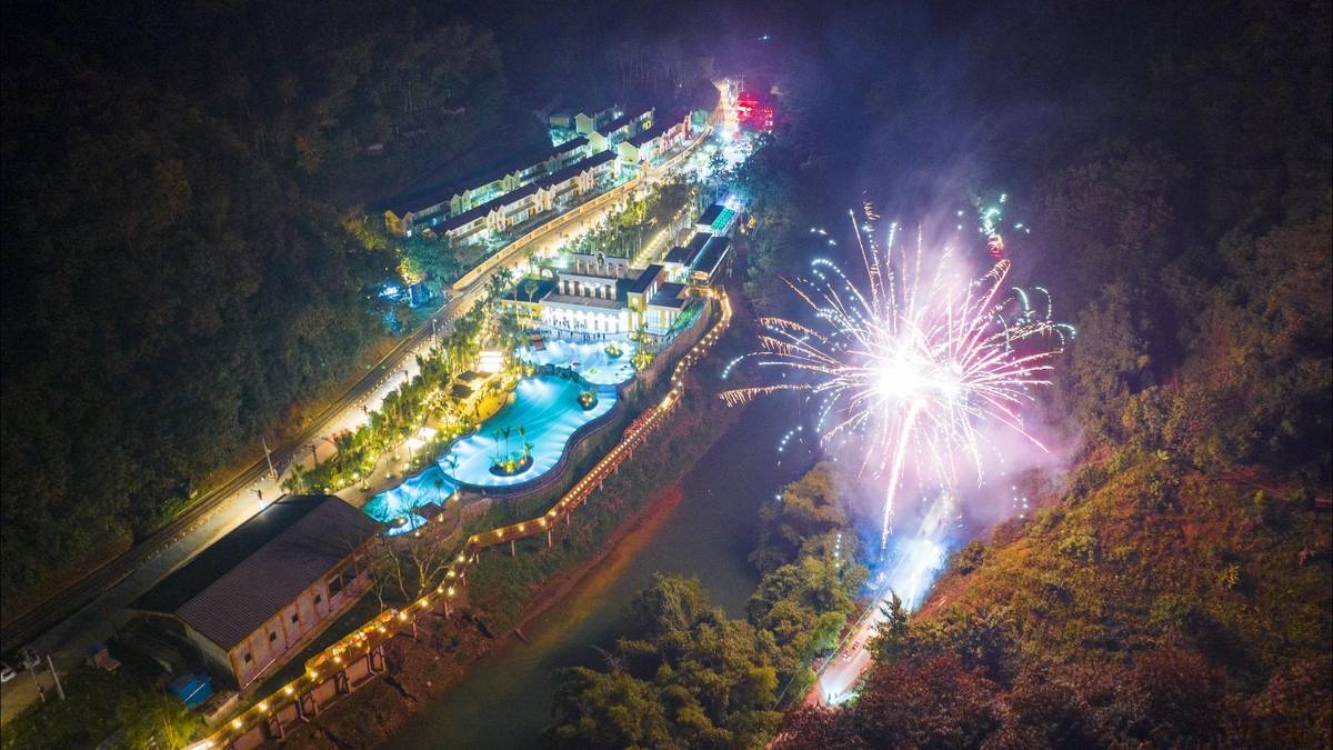 山野烟花夜景